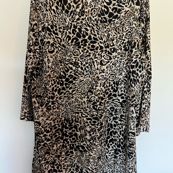Woman’s Large Leopard top (22” p 2 p) - Picture 2 of 5